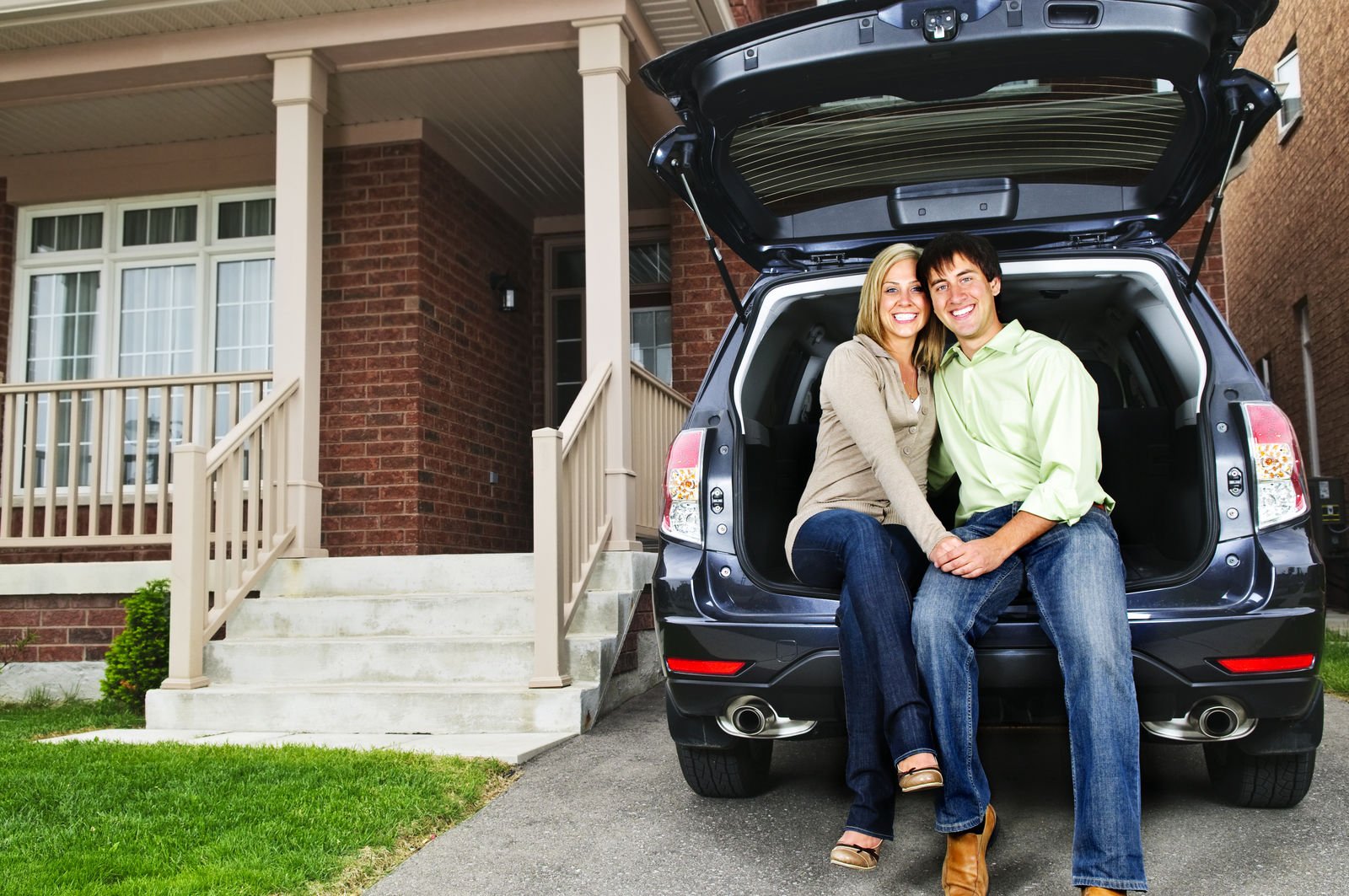 Can married couples have separate car insurance policies?